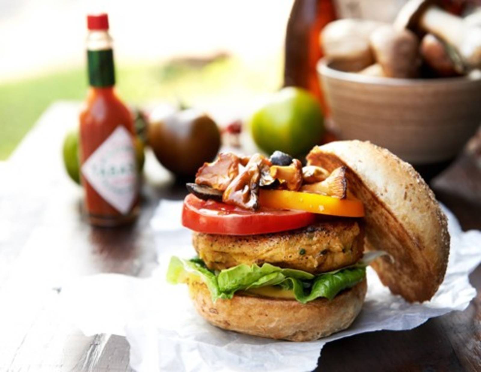 Burger mit Hirse-Couscous-Laibchen und Avocado & TABASCO® Sauce-Dip Rezept
