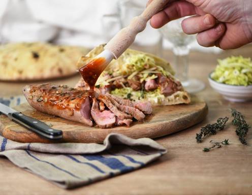 Schweinsfilet im Fladenbrot mit Spitzkraut und Knoblauchmayonnaise Rezept