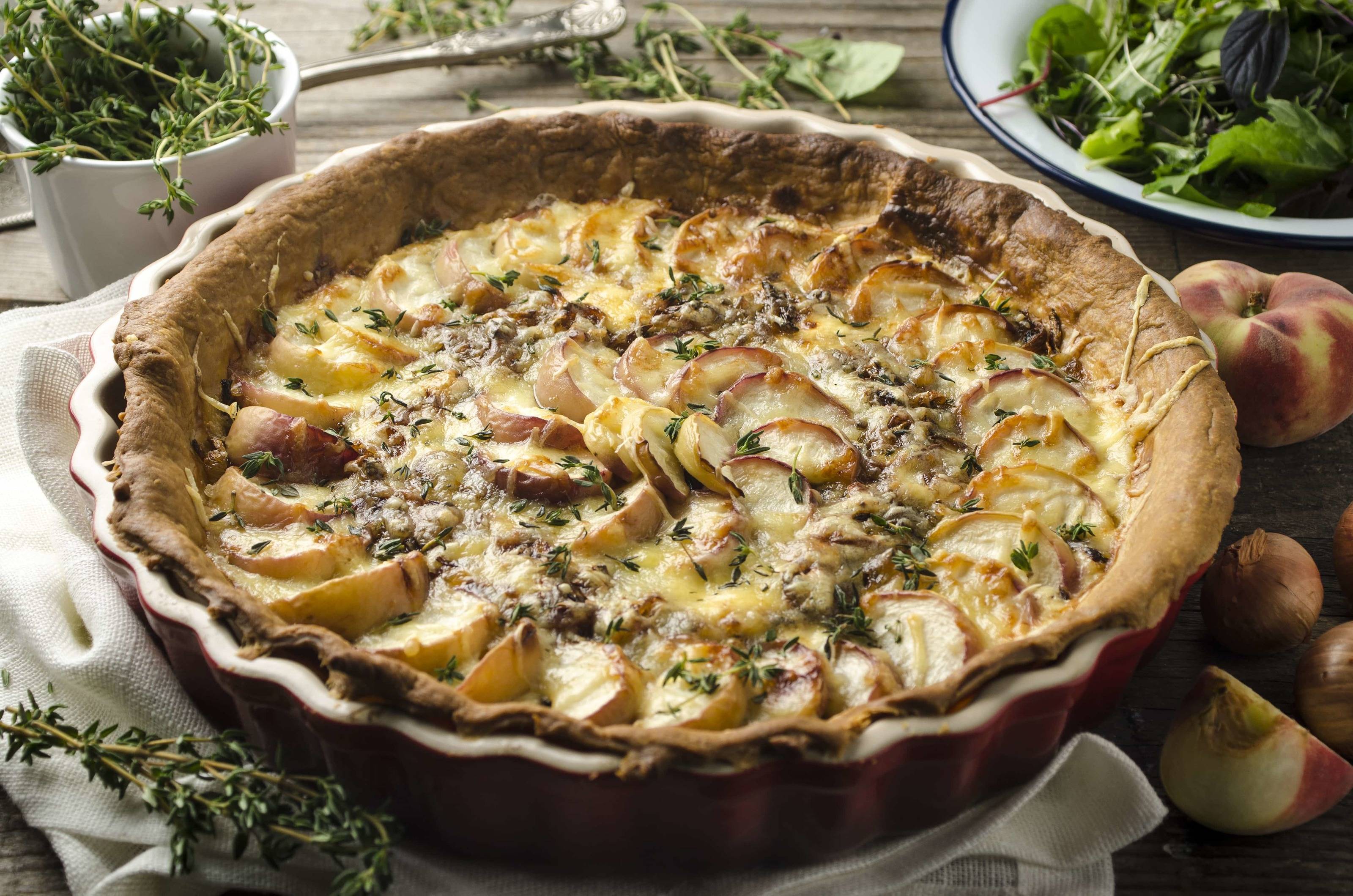Pfirsich-Bergkäse-Tarte mit karamellisierten Schalotten Rezept