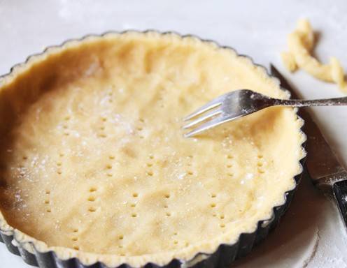 Feigen-Tarte Rezept - Mürbteig einstechen
