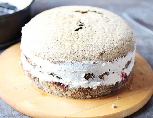 Mascarpone-Torte Rezept - Zusammensetzen und einstreichen