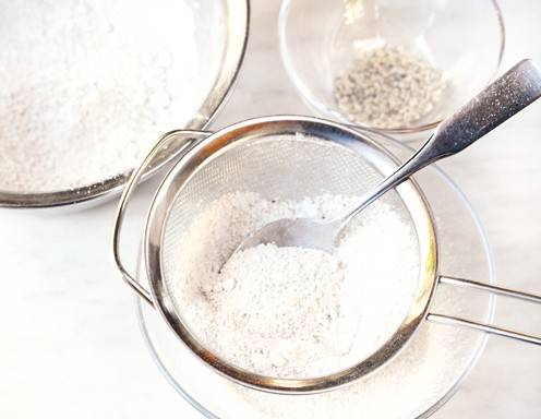 Gewürz-Macarons Rezept - Zutaten versieben