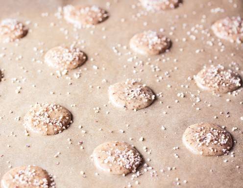Gewürz-Macarons Rezept - Bestreuen