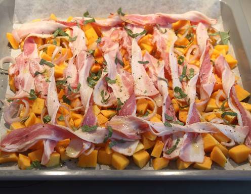 Herbstpizza bereit zum Backen