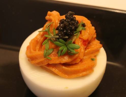 Gefüllte Eier mit Tomaten