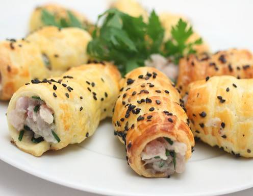 Blätterteigröllchen mit Saiblingstatar - fischiges Fingerfood