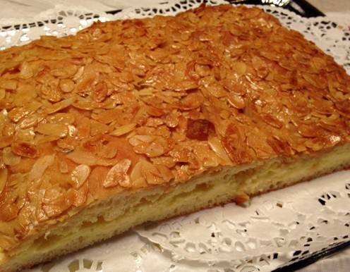 Süßer Bienenstich mit Mandel-Honig-Glasur