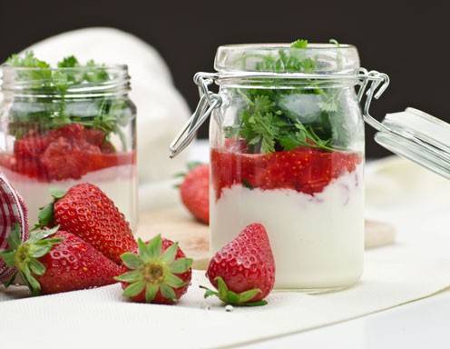 Erfrischende Dessertcreme mit Sauerrahm und Erdbeeren