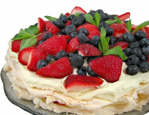 Pavlova Rezept mit frischen Beeren