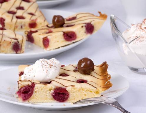 Kirschkuchen mit Schokoverzierung Rezept