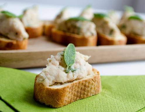 Rezept für Crostini mit Bohnen und Salbei