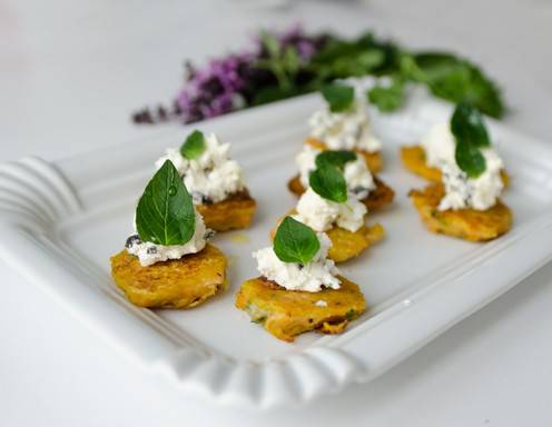 Rezept für Karottentrösti mit Feta und schwarzen Oliven