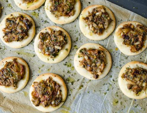 Rezept für Pizzette mit Melanzanie und Pinienkerne