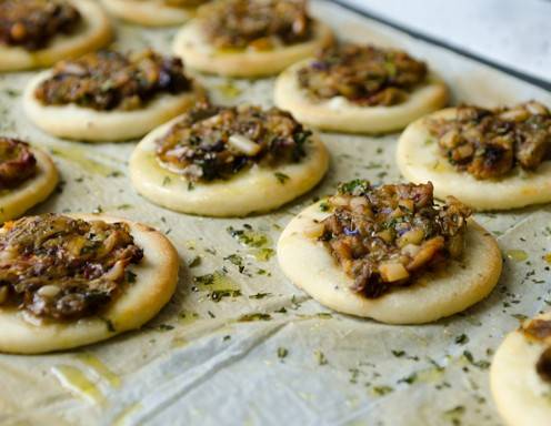 Rezept für Pizzette mit Melanzanie und Pinienkerne