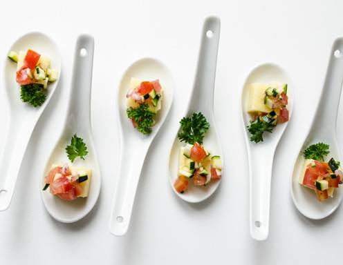 Rezept für Polenta-Schnitte mit Zucchini-Tomaten-Salsa