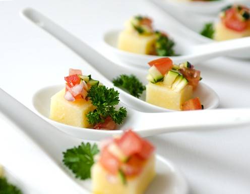 Rezept für Polenta-Schnitte mit Zuchini-Tomaten-Salsa