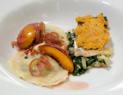 Forellenfilet mit Pfirsich-Zwiebel-Kompott