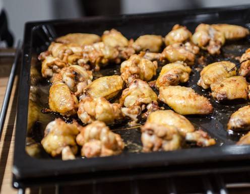 Hühnerflügerl mit BBQ-Sauce