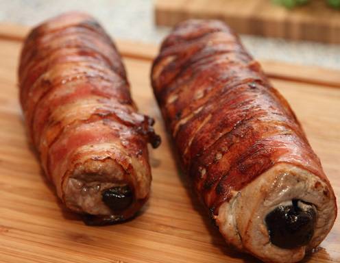 Schweinefilet mit Zwetschken rundherum angrillen