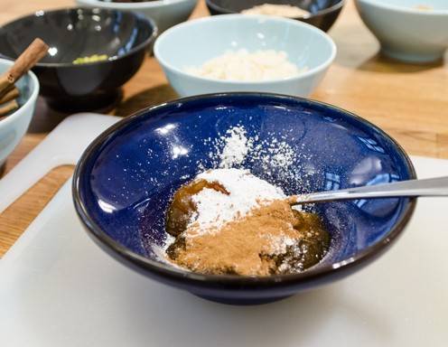 Die Marmelade, Zucker und Gewürze vermischen