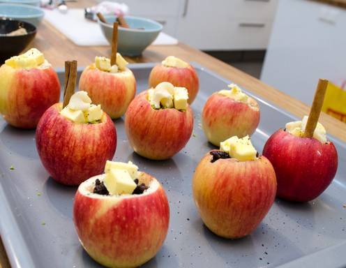 Die Bratäpfel mit einem Stück Butter belegen und ins Rohr geben
