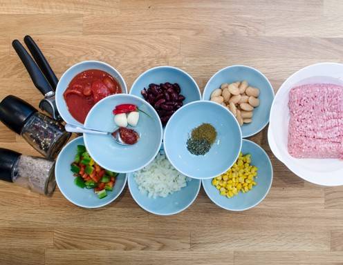 Bereiten Sie alle Zutaten für das Chili con Carne mit Faschiertem vor.