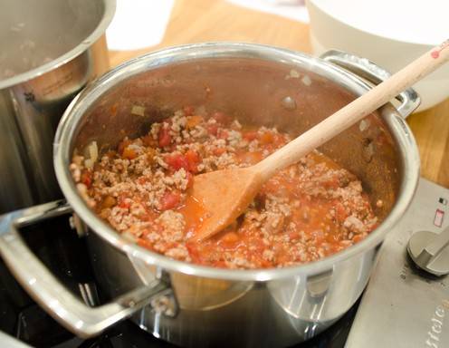 Lassen Sie das Chili con Carne mit Faschiertem etwas einkochen.