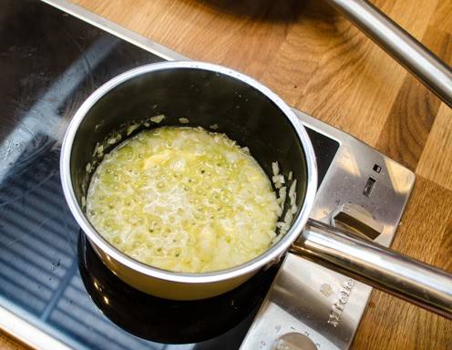 Die Zwiebeln fein hacken und in Butter anschwitzen.