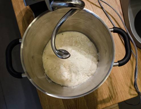 Die Zutaten in die Küchenmaschine geben