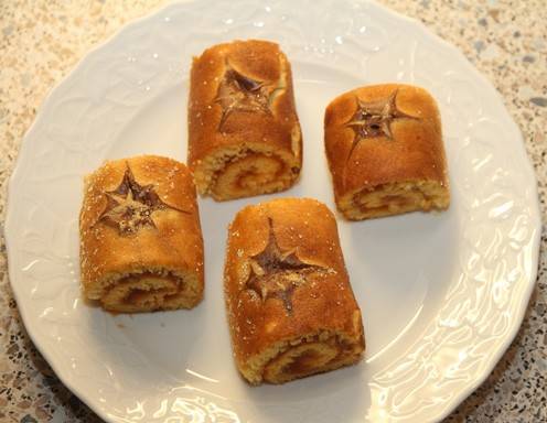 Weihnachtliche Biskuitroulade Rezept
