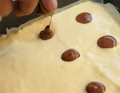 Weihnachtliche Biskuitroulade - Kakotropfen auftragen