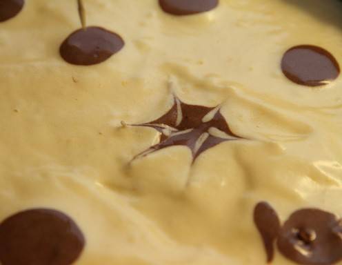 Weihnachtliche Biskuitroulade - Kakotropfen zu Sternen ziehen