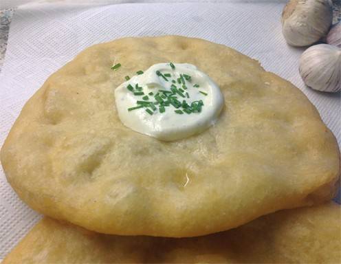 Langos mit Sauce Rezept