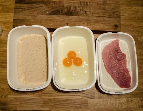 Schritt 3: Wenden Sie das Schnitzel zuerst in Mehl