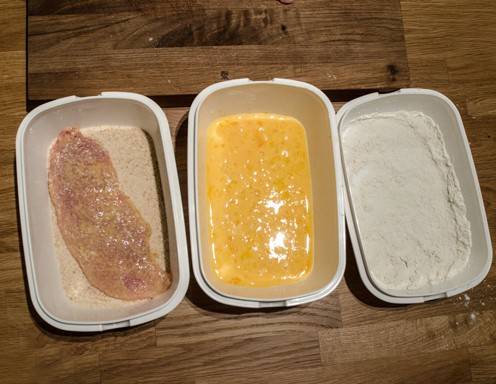 Schritt 5: Wälzen Sie das Schnitzel in den Semmelbröseln