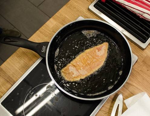 Schritt 7: Backen Sie das Schnitzel goldgelb in Butterschmalz heraus.