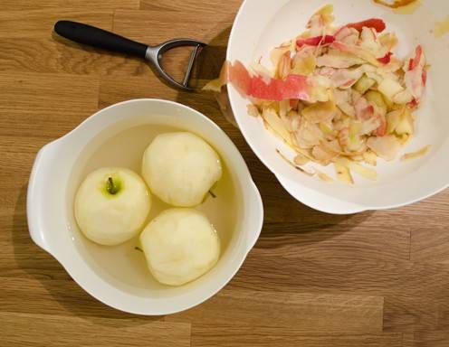 Apfelstrudel Rezept Schritt 1 - Die Äpfel schälen