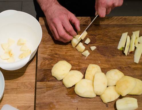 Apfelstrudel Rezept Schritt 3 - Die Äpfel in Würfel schneiden.