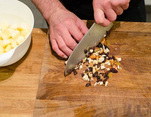 Apfelstrudel Rezept Schritt 4 - Die Nüsse und Rosinen grob hacken.