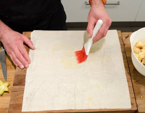 Apfelstrudel Rezept Schritt 6 - Bestreichen Sie den ausgezogenen Teig mit der flüssigen Butter.