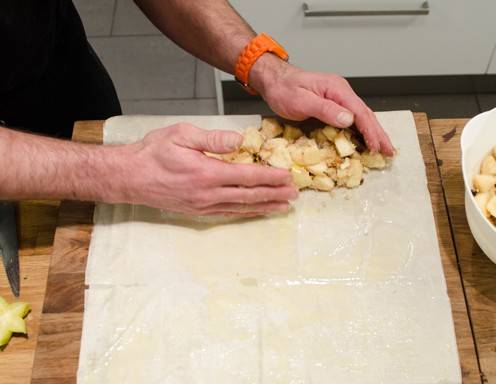Apfelstrudel Rezept Schritt 7 - Verteilen Sie die Apfelfülle auf dem Teig.