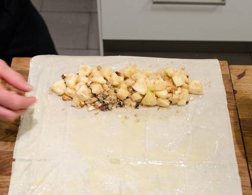 Apfelstrudel Rezept Schritt 8 - Die Apfelfülle sollte sich nur im unteren Drittel befinden.