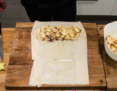 Apfelstrudel Rezept Schritt 9 - Klappen Sie den Strudel an den Seiten ein und rollen Sie in ein.