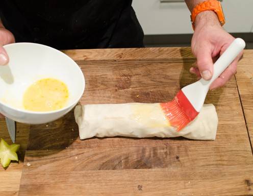 Apfelstrudel Rezept Schritt 10 - Bestreichen Sie den Strudel mit verquirltem Ei.