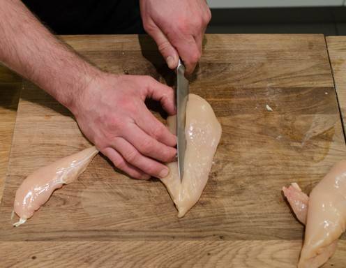 Gefüllte Hühnerbrust Schritt 2 - Halbieren Sie die Hühnerbrust der Länge nach.