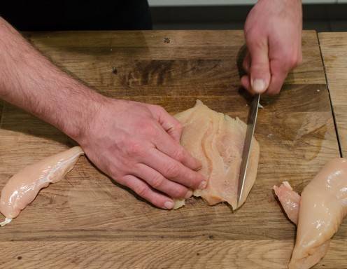 Gefüllte Hühnerbrust Schritt 4 - Klappen Sie die Hühnerbrust nach außen auf
