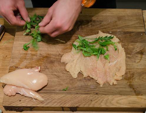 Gefüllte Hühnerbrust Schritt 7 - Belegen Sie die Hühnerbrust mit dem Rucola