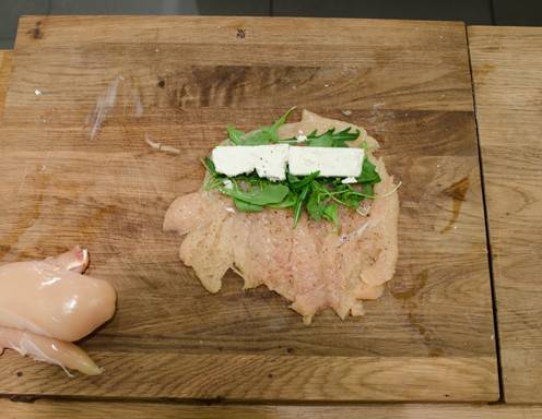 Gefüllte Hühnerbrust Schritt 8 - Belegen Sie die Hühnerbrust mit dem Schafskäse