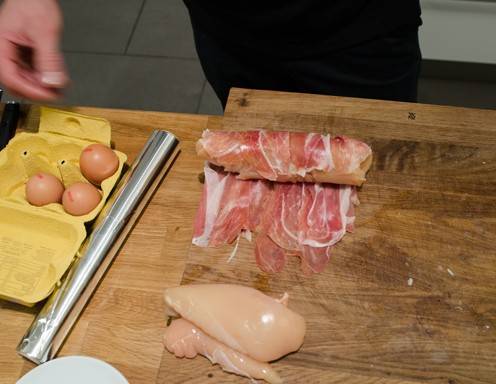 Gefüllte Hühnerbrust Schritt 11 - Rollen Sie die Hühnerbrust in den Prosciutto ein