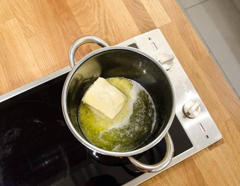 Topfenstrudel Rezept Schritt 1 - Die Butter schmelzen